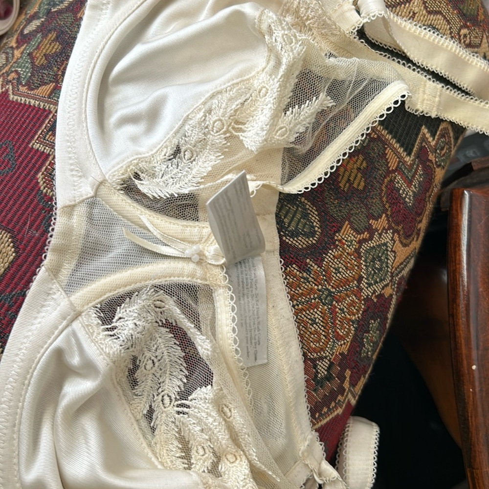 WACOAL 32C off white bra